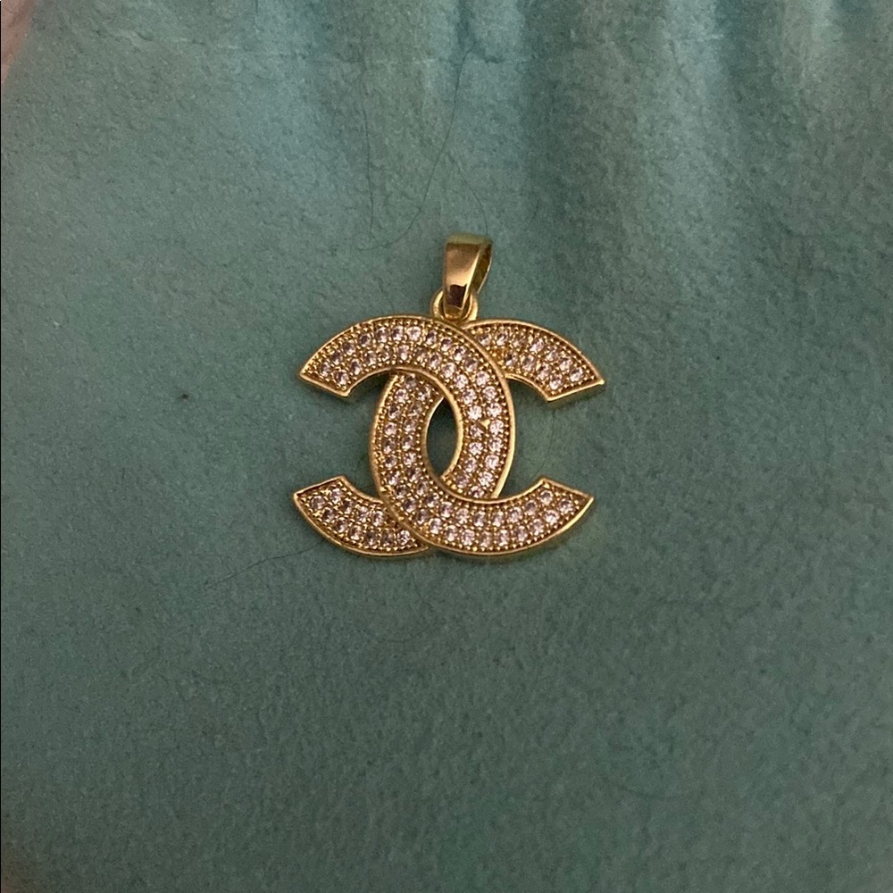 💜Gorgeous Gold Pendant with Swarovski Crystal Accents💜